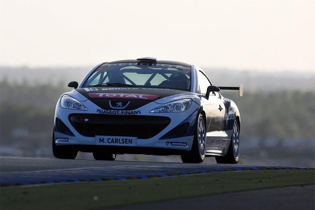 Michael Carlsen på vej ud af en af Le Mans-banens chikaner